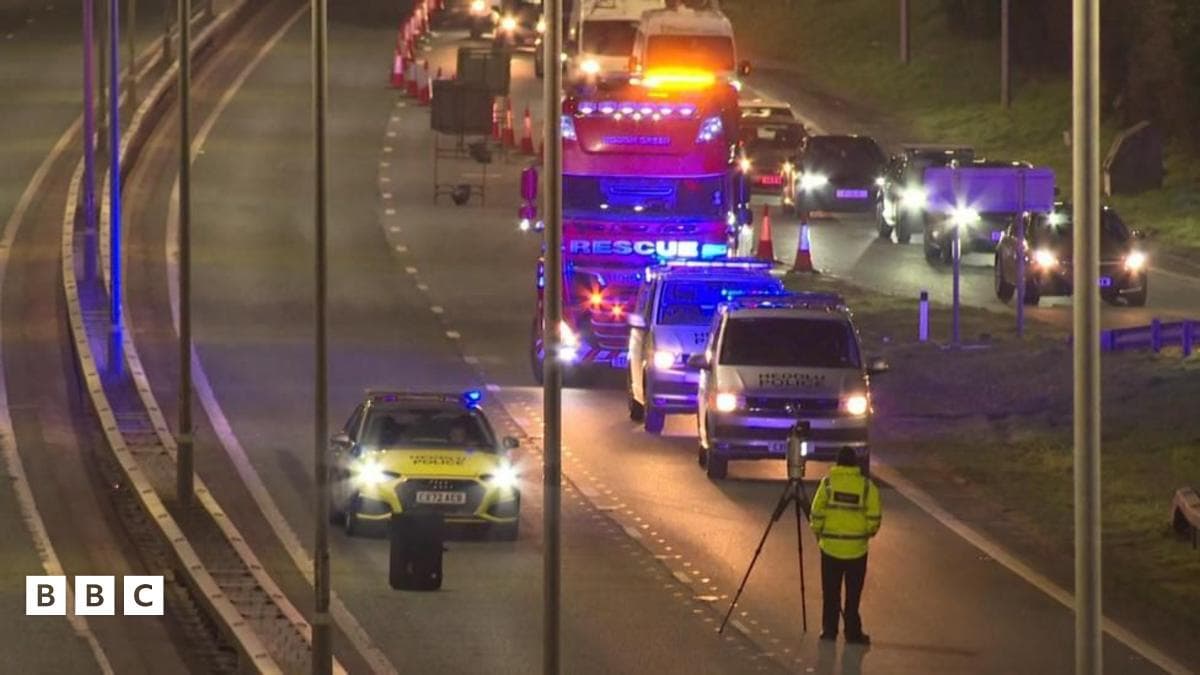 Dyn a Arestiwyd ar ôl Gwrthdrawiad Difrifol ar yr A55 yn Rhyddhau ar Fechnïaeth