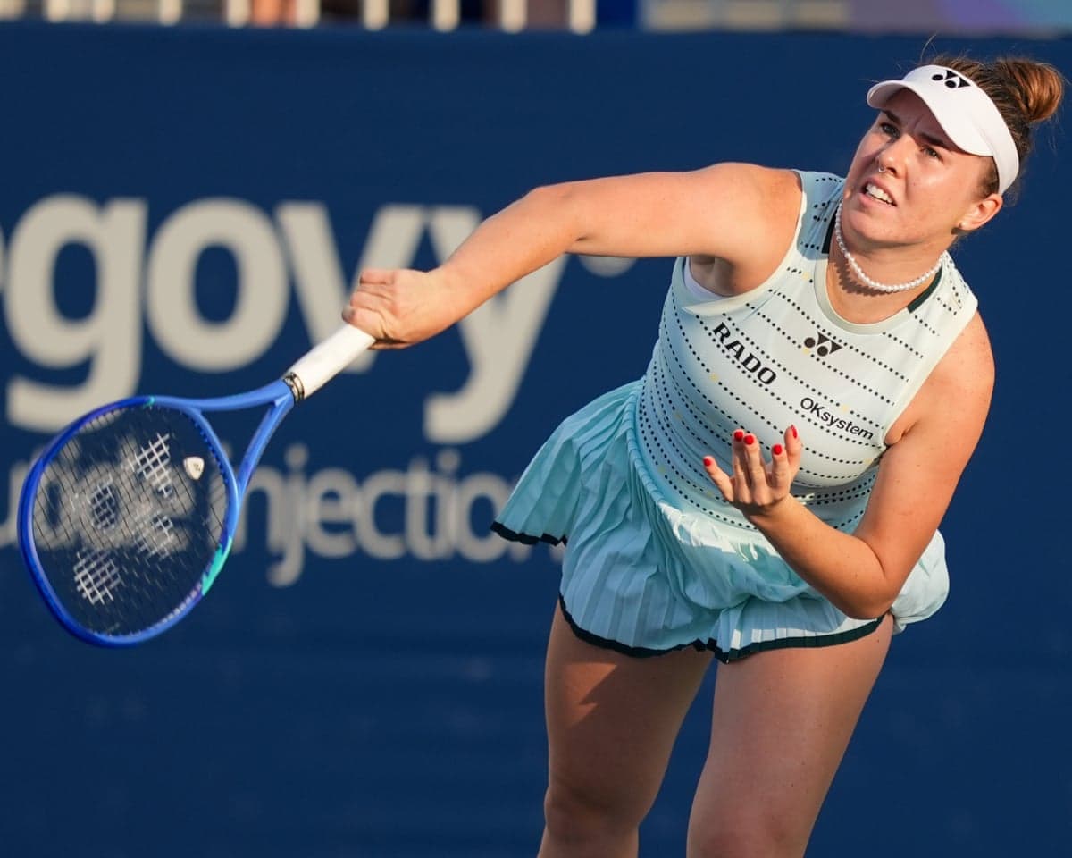 Linda Noskova in action at the Toronto Open, where she went out in the first round