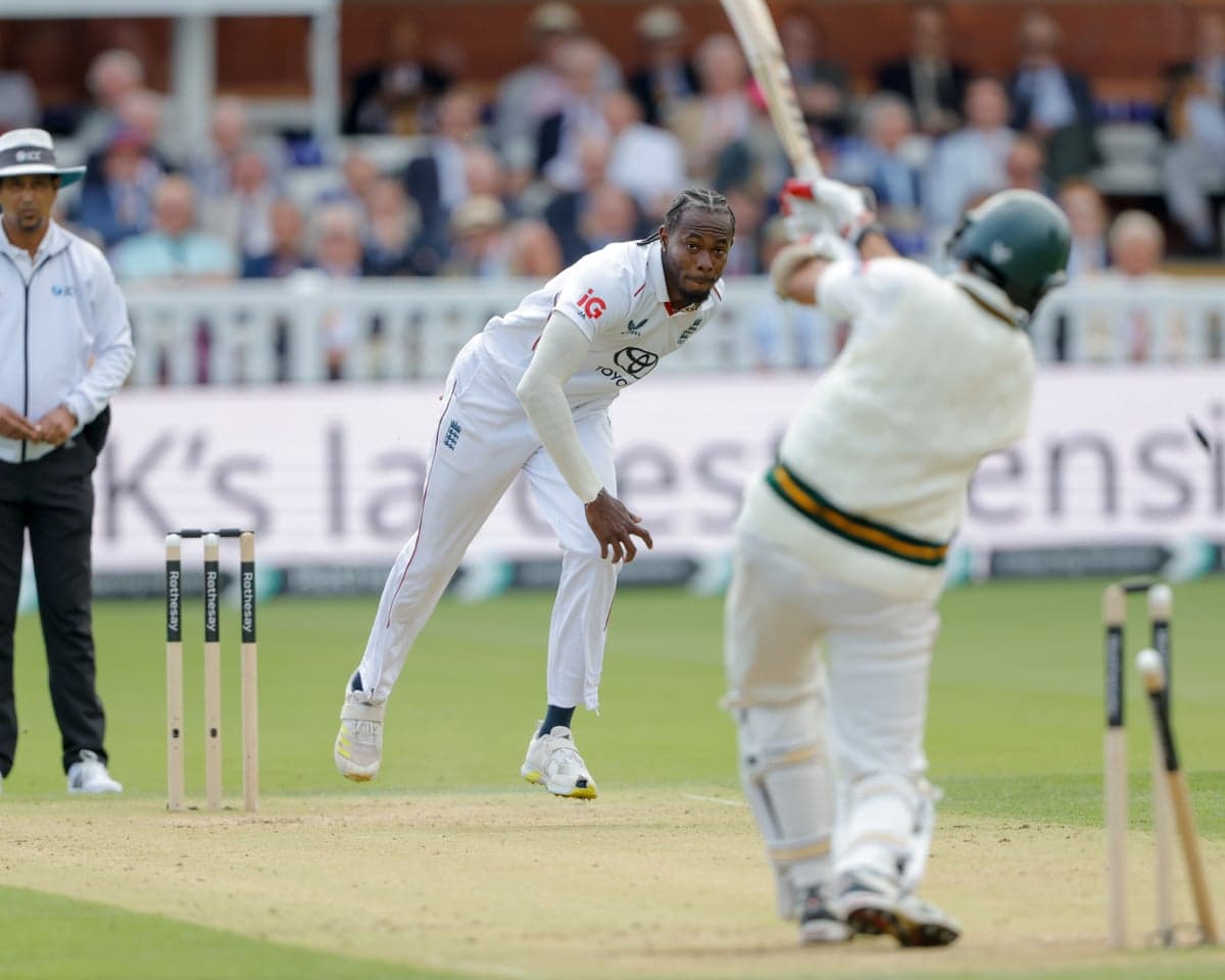 Jofra Archer bowls Mohammad Abbas