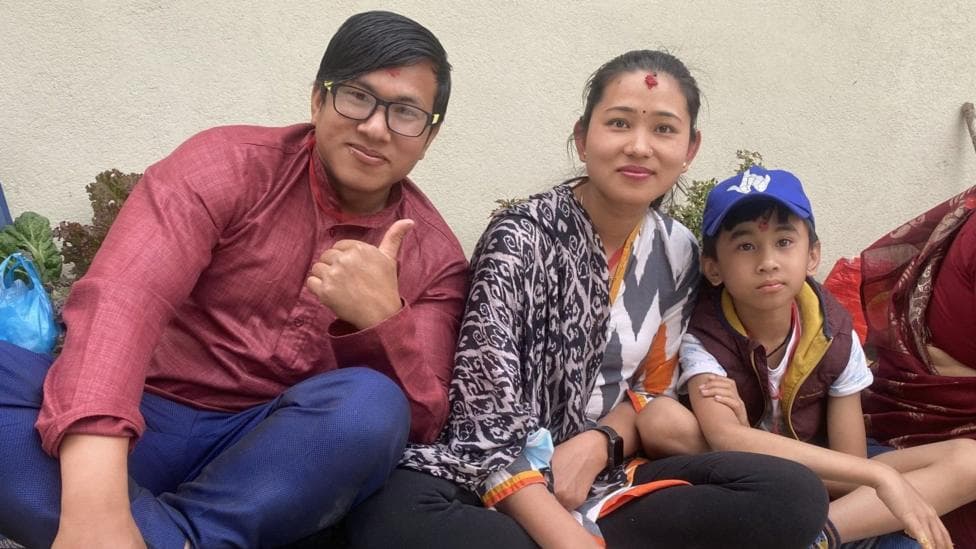 Jit Bahadur Chaudhary, ei wraig a'u plentyn