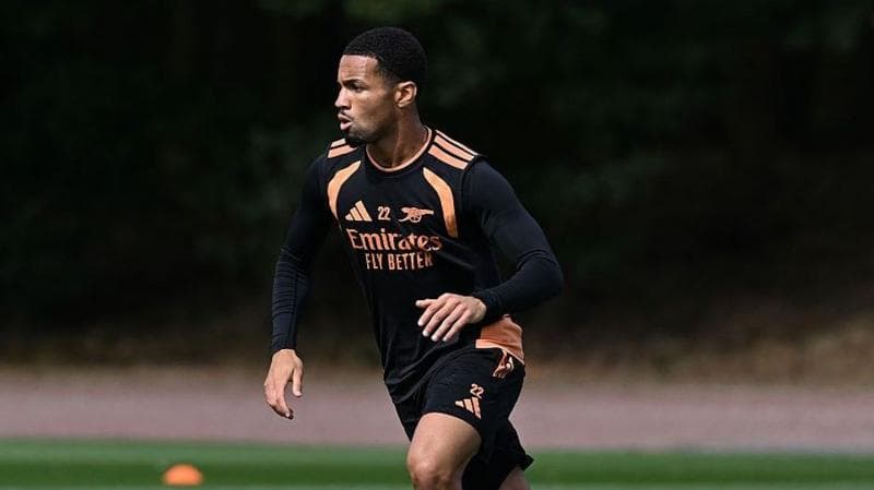 Ethan Nwaneri, wearing a black shirt and shorts, dribbles a ball during an Arsenal training session