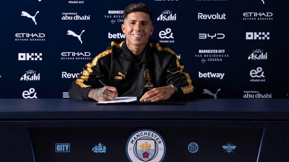 Enzo Fernandez signs his contract to join Manchester City