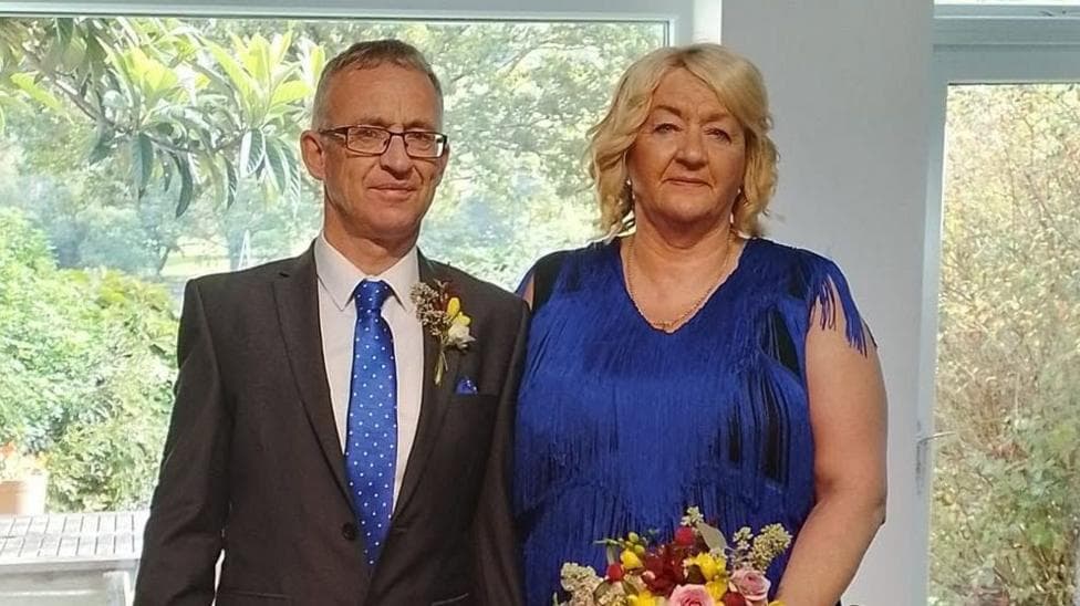 Islwyn Owen a Margaret ar ddiwrnod eu priodas yn 2022