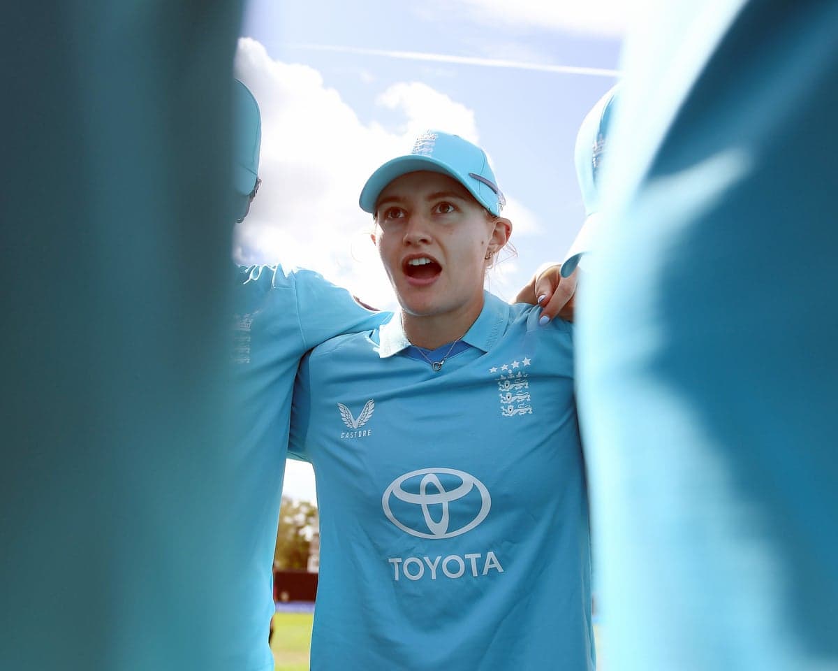 Charlie Dean of England talks to the team’s players
