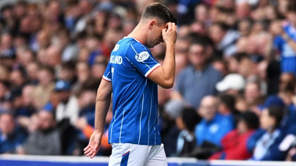 Lawrence Shankland walks off after picking up an injury