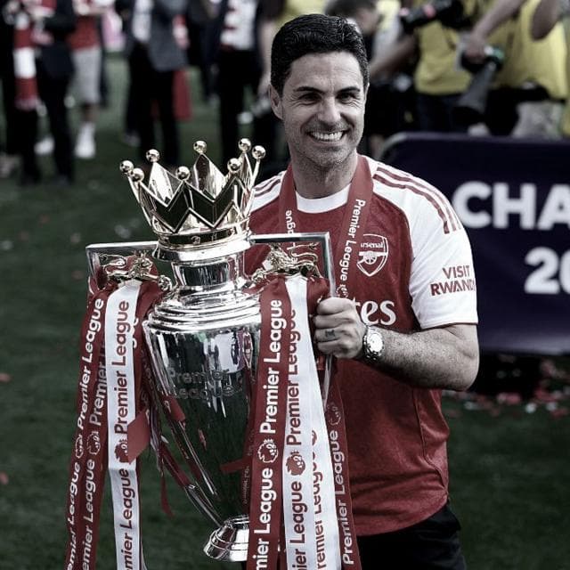 Mikel Arteta holds the Premier League trophy