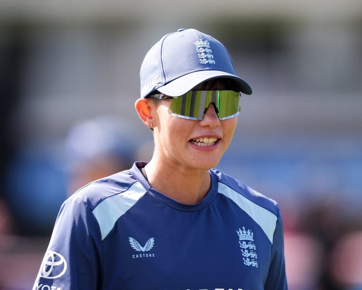England's Issy Wong prepares for action against Ireland.