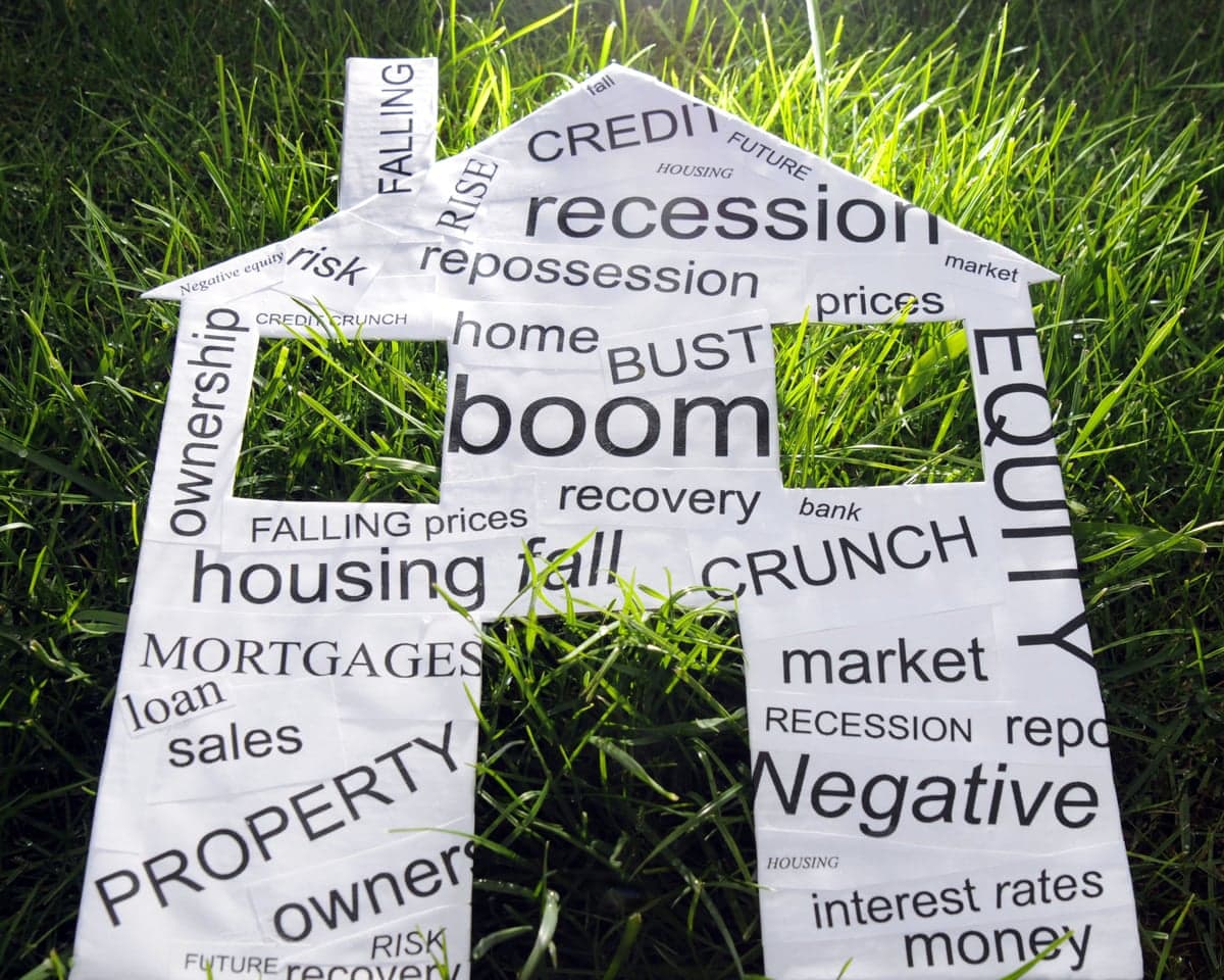 Lloyds reports that average house price edged down in August in a subdued market