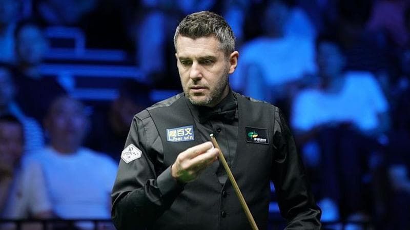 Mark Selby chalking his cue