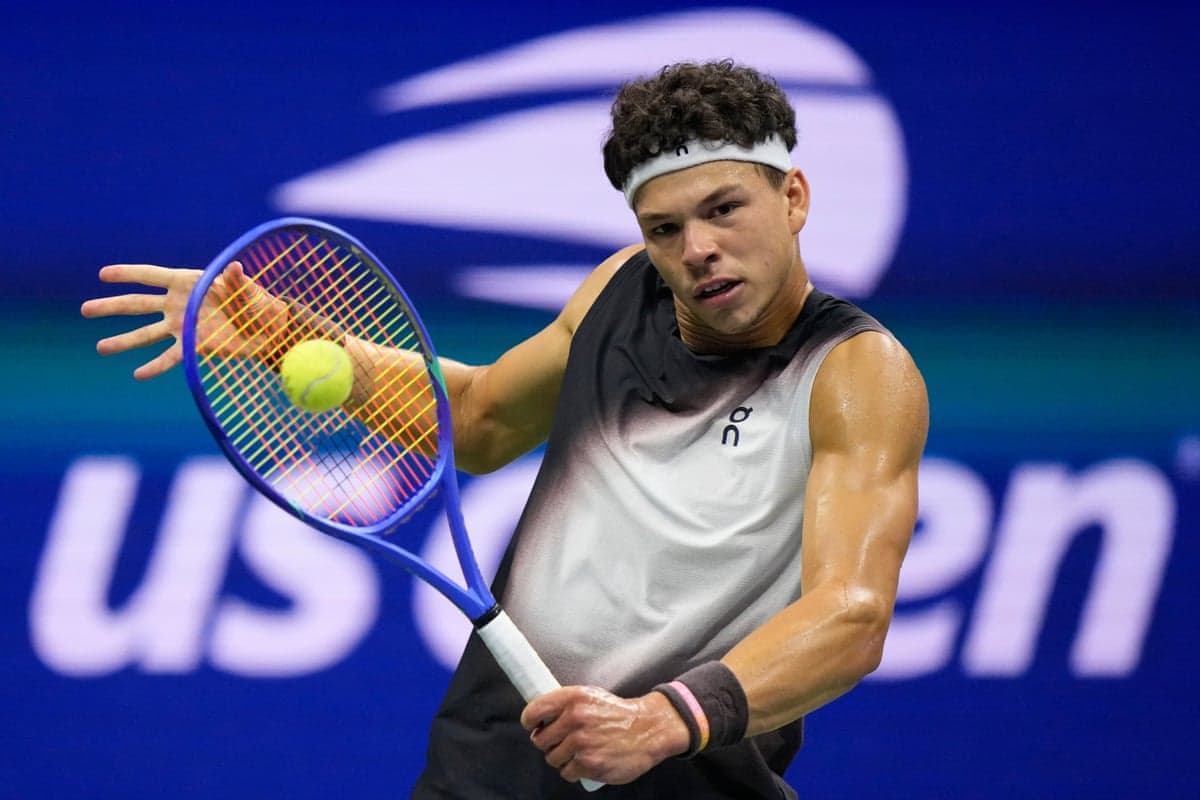 Ben Shelton returns the ball to Frances Tiafoe during their US Open semi-final on Friday.