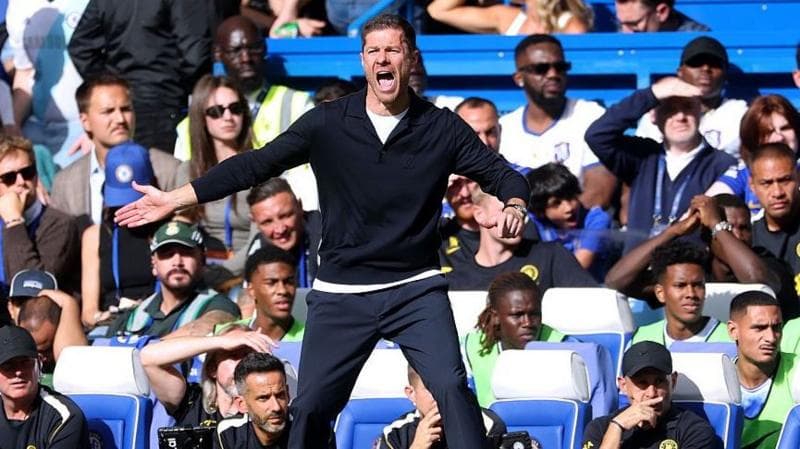 Chelsea manager Xabi Alonso on the touchline at Stamford Bridge
