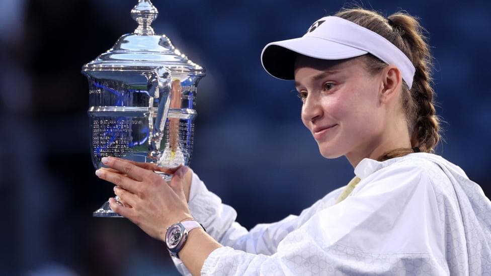 Elena Rybakina holds the US Open trophy