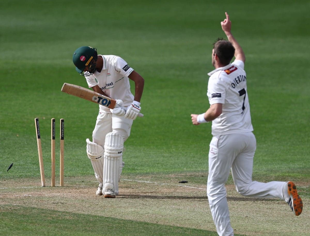 Craig Overton was in the wickets as Somerset beat Leicestershire to edge closer to the title.