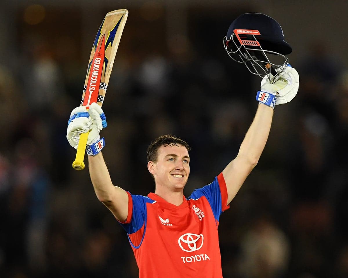 Harry Brook celebrates reaching his hundred