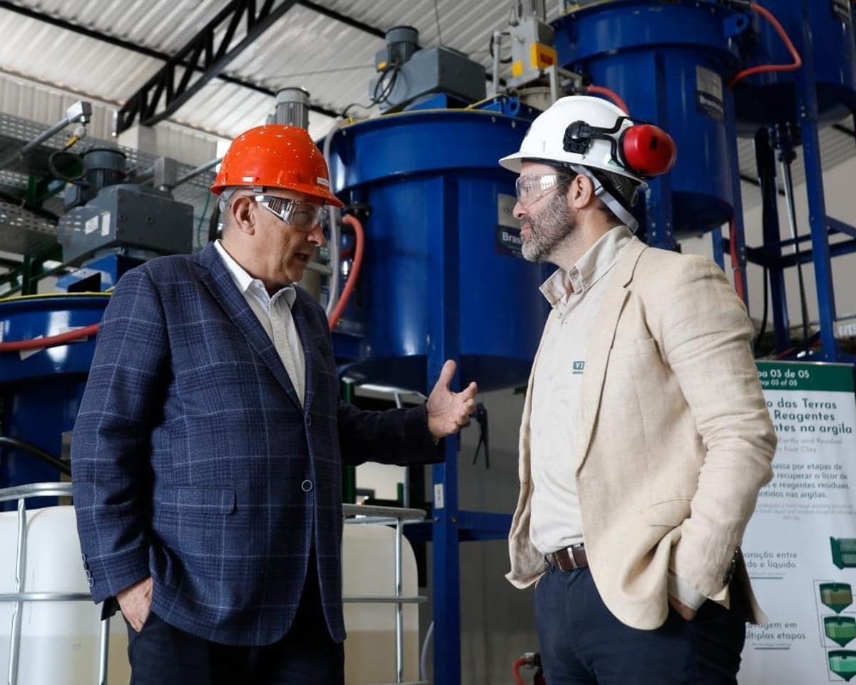 Síkela talking to Moreno, both in hard hats