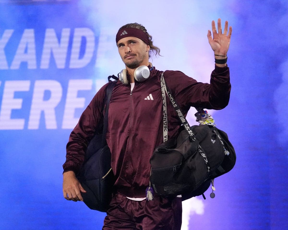 Alexander Zverev arrives in tracksuit.