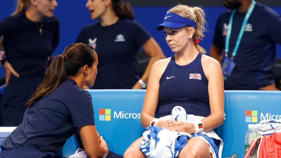 Anne Keothavong, captain of Great Britain speaks with Katie Boulter during a changeover