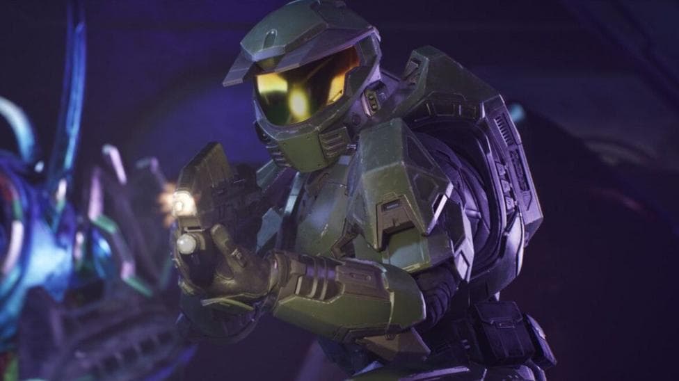 An in-game screenshot of Master Chief from the Halo series in his trademark shell suit and helmet and holding a gun