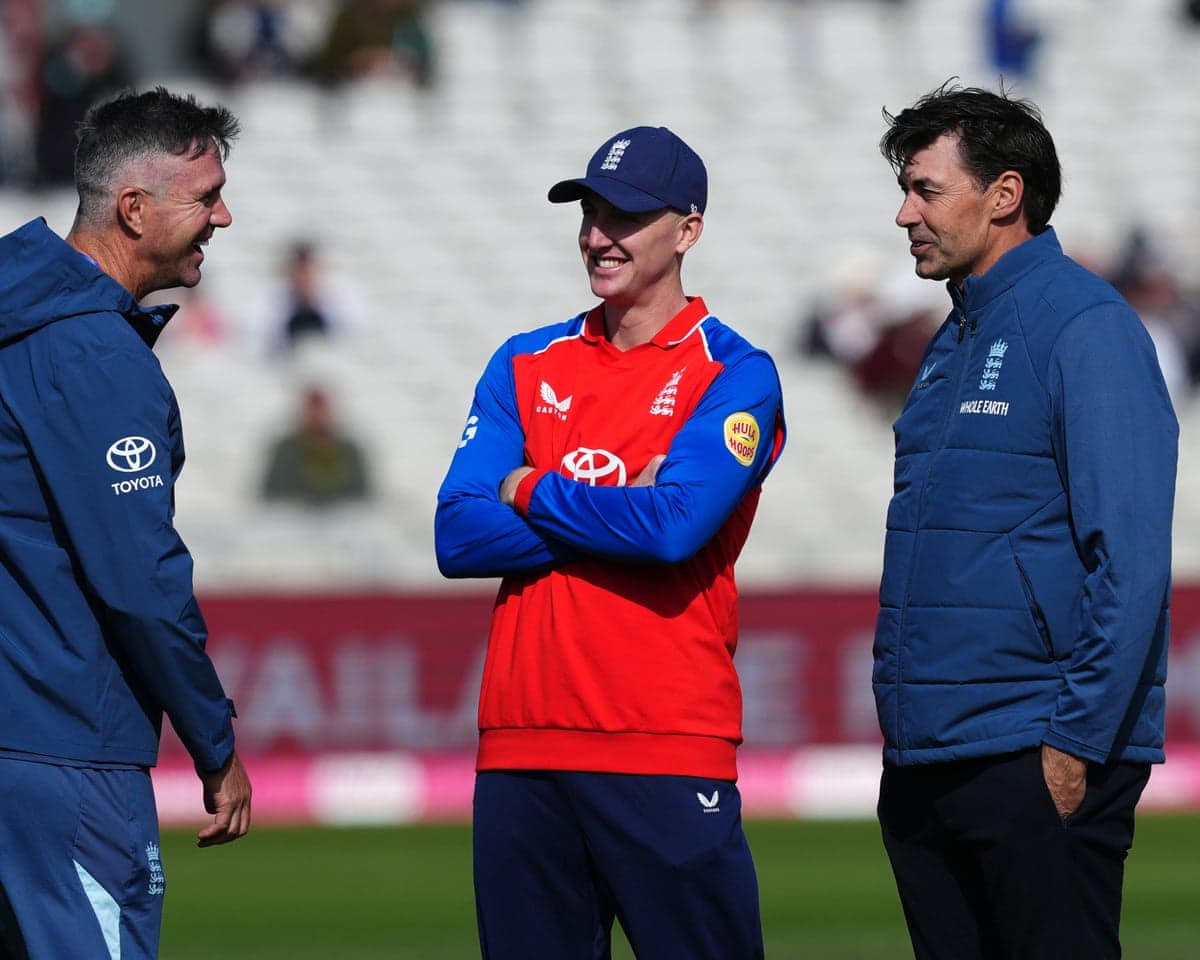Stephen Fleming (right) talks to Kevin Pietersen (left) and the white-ball captain Harry Brook at Old Trafford before the third ODI against Sri Lanka.