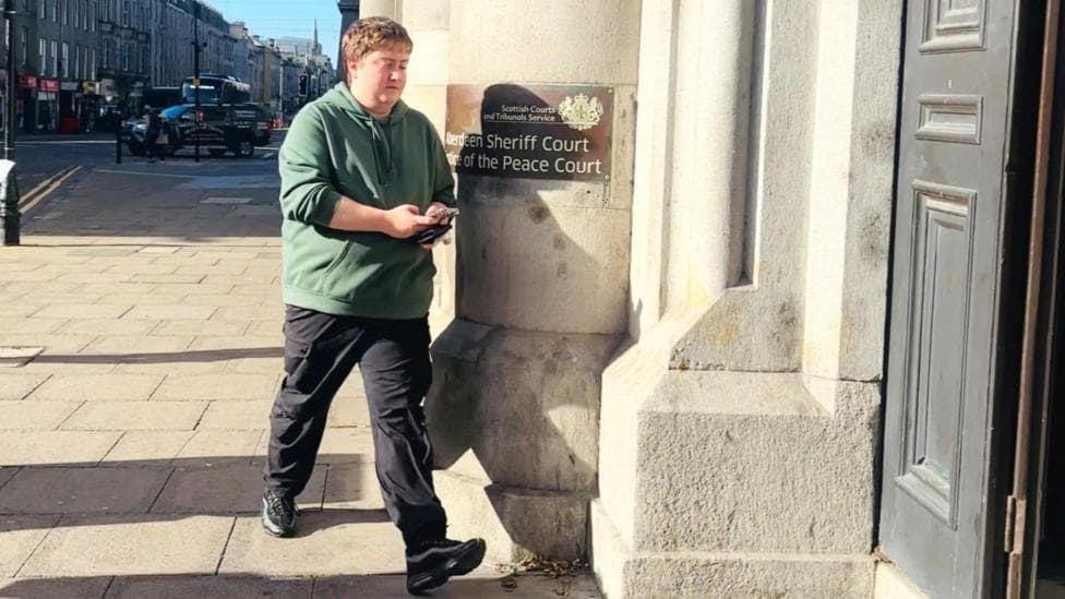 Stephen Simpson, a man in a green hoodie and black trousers, walking into Aberdeen Sheriff Court.