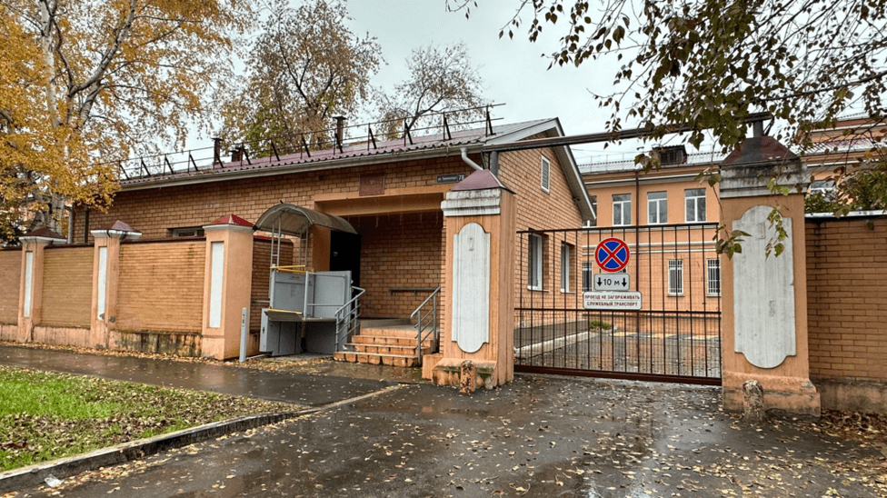 A view of the entrance to the grounds of the anti-plague institute in the Russian city of Irkutsk, with red-brick buildings visible behind a gate, 6 October 2026