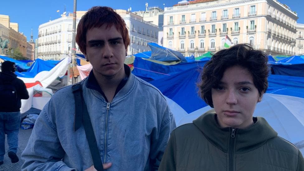 Student Jorge Moreno (left) and university graduate Pierina Nicuray