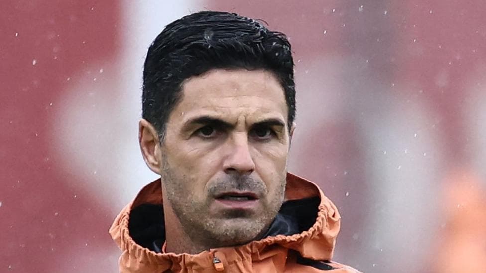 Mikel Arteta taking a training session