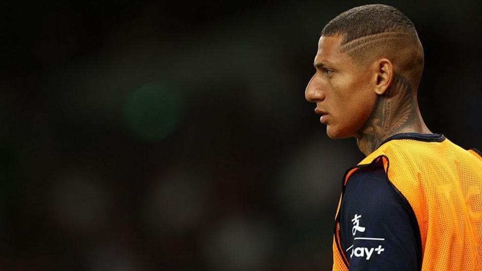 Tottenham forward Richarlsion wearing a substitutes' bib