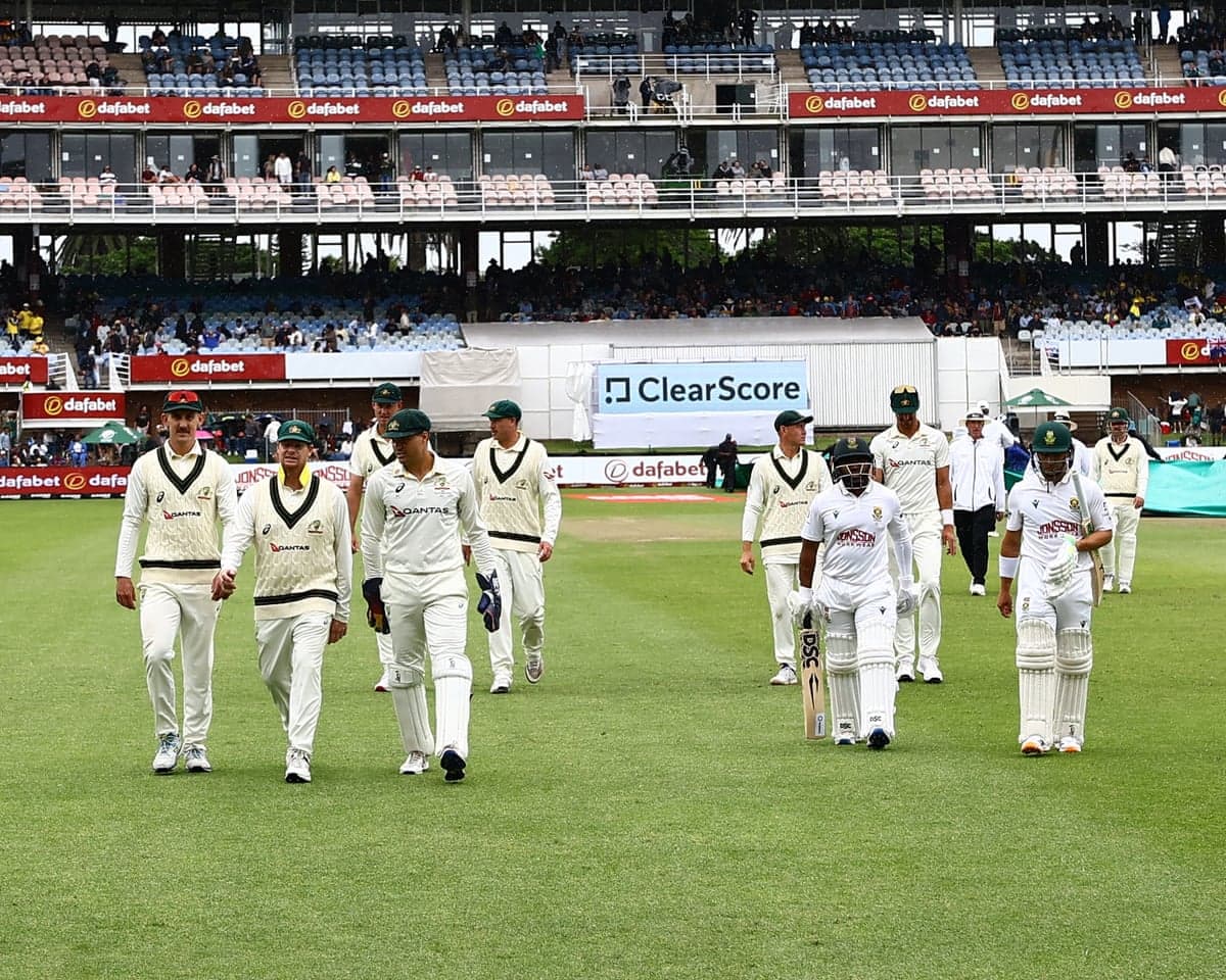 Players come off on day one of the second Test due to rain