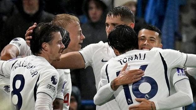Tottenham players celebrate beating Tottenham