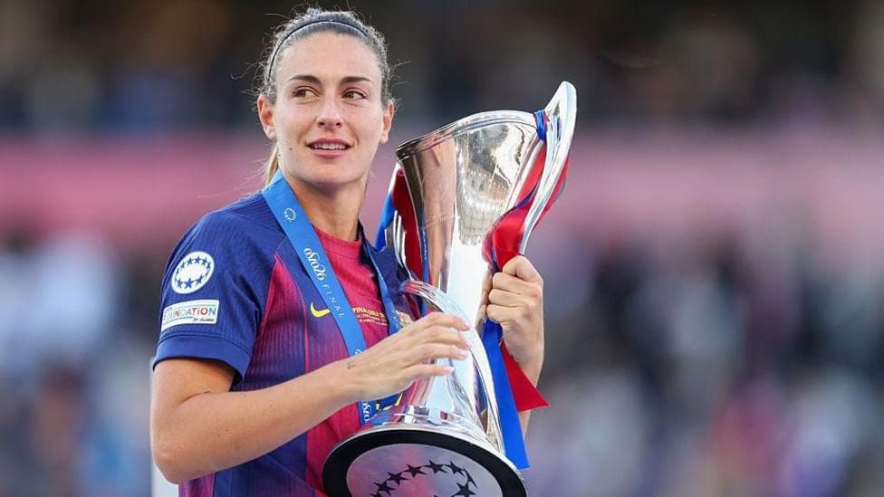 Alexia Putellas holding a trophy