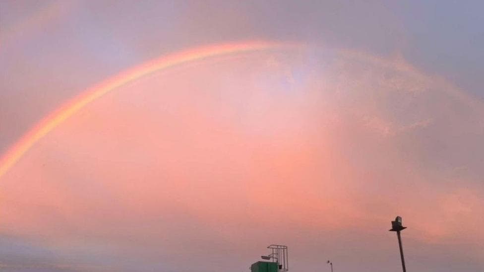 A picture of the sky with the red rainbow.